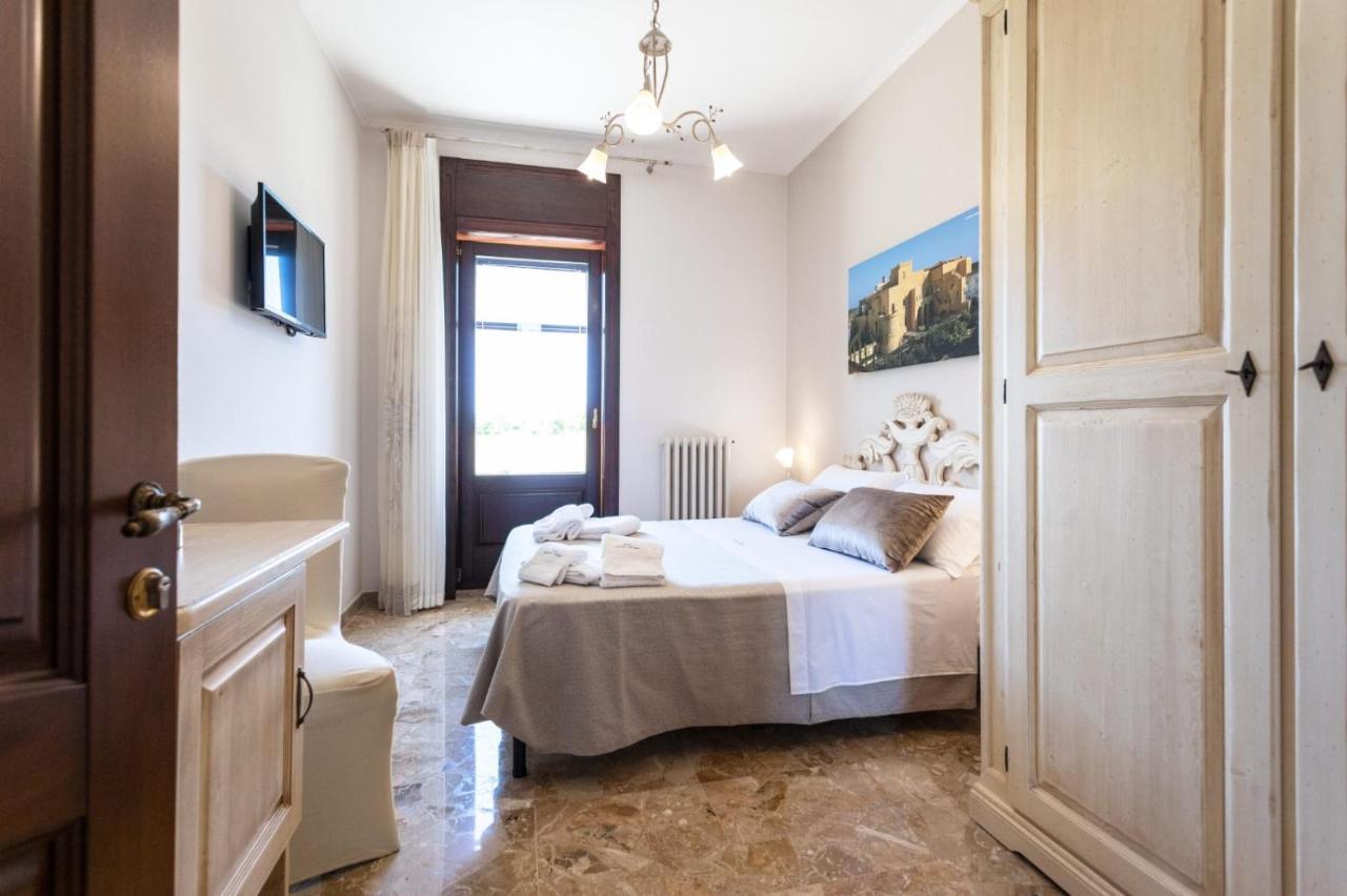 Art-Bnb Domus Japigia Ugento Bagian luar foto